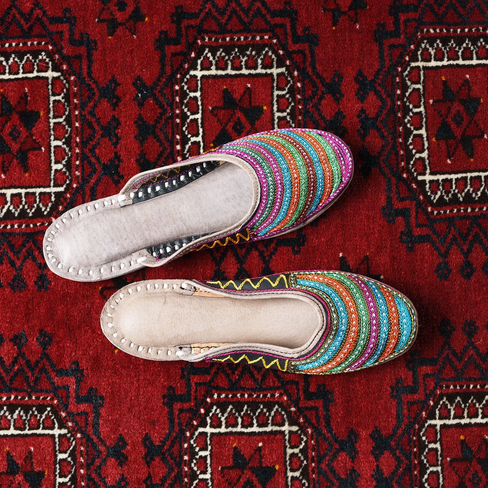 Round Toe Embroidered Jutti Slippers